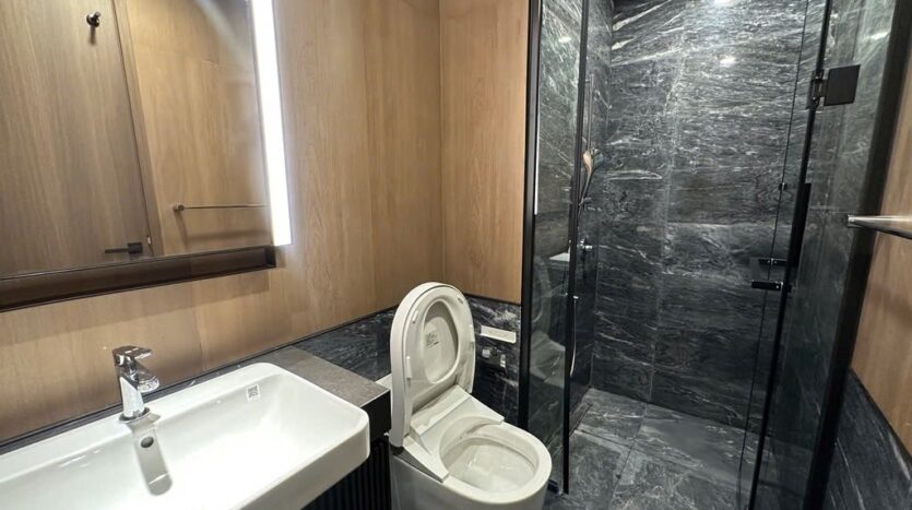 Phòng tắm thứ hai với buồng sen kính và đá marble, Lumiere Riverside East | Second bathroom with glass shower and marble finish, Lumiere Riverside East