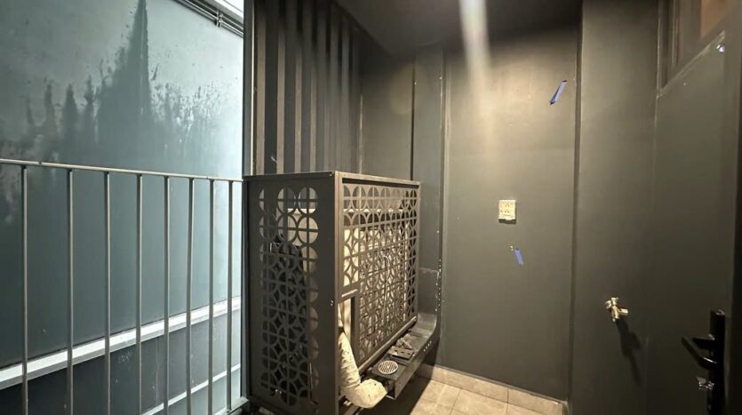 Lô gia kỹ thuật bố trí máy giặt và cục nóng, Lumiere Riverside East | Utility balcony for laundry and AC units, Lumiere Riverside East