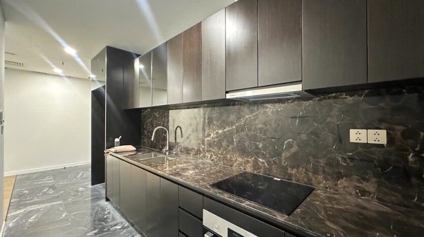 Mặt bếp đá marble với bếp từ và lò nướng Bosch, Lumiere Riverside East | Marble worktop with induction hob and Bosch oven, Lumiere Riverside East