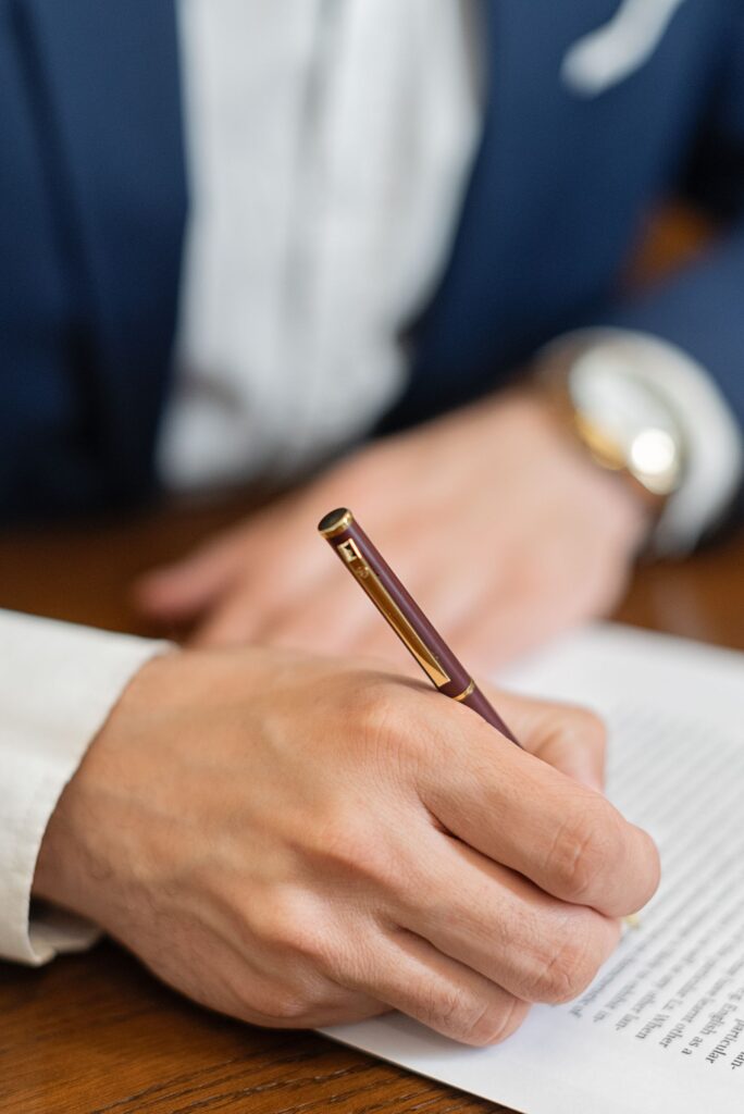 Signing a legal document | Ky ket giay to phap ly