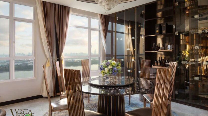 Phòng ăn penthouse Sky Mansion lúc hoàng hôn, view sông Sài Gòn | Sky Mansion dining room at sunset with river view, Vista Verde
