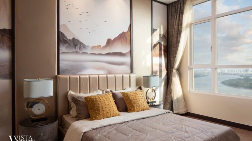 Phòng ngủ master tranh sơn thủy view sông penthouse Sky Mansion | Master bedroom with landscape mural and river view, Sky Mansion penthouse