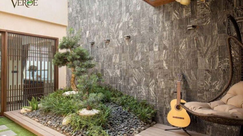 Vườn tiểu cảnh trong nhà với xích đu penthouse Sky Mansion Vista Verde | Indoor landscaped garden with swing chair, Sky Mansion penthouse Vista Verde