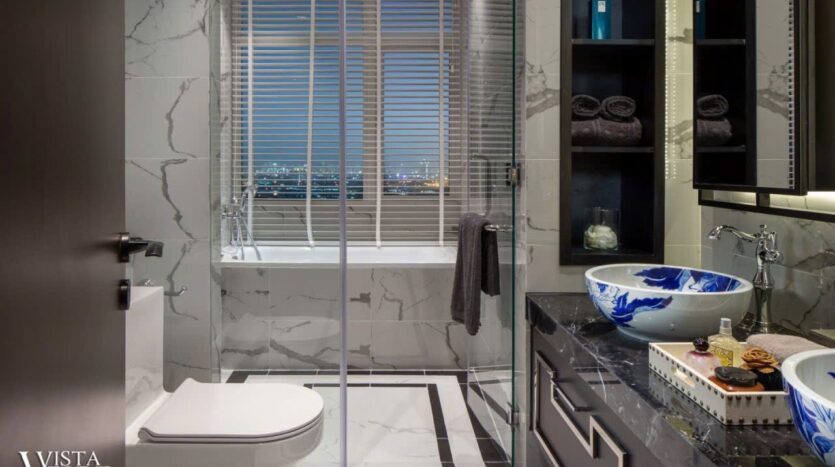 Phòng tắm master đá marble với bồn tắm nằm view thành phố penthouse Sky Mansion | Marble master bathroom with bathtub and city view, Sky Mansion penthouse