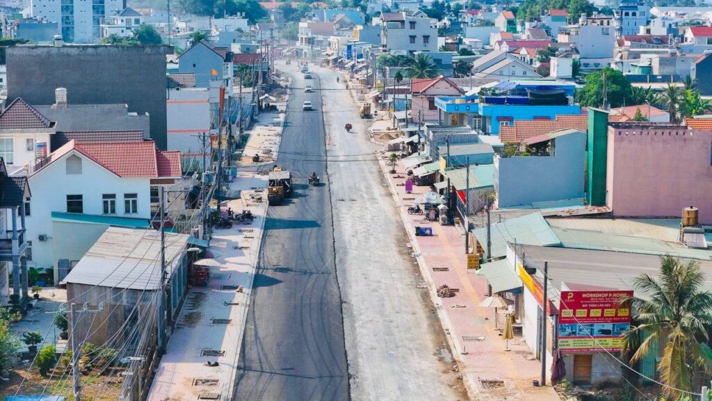Đường Lò Lu sau khi mở rộng, tuyến kết nối chính của Elysian | Lo Lu street after widening, main access to Elysian