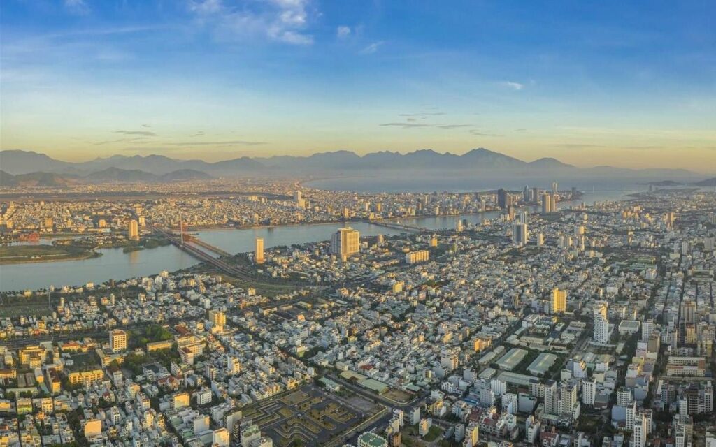 Toàn cảnh thành phố Đà Nẵng nhìn từ trên cao với sông Hàn, hệ thống cầu và dãy núi phía xa | Aerial panorama of Da Nang city with the Han River, its bridges and distant mountain ranges