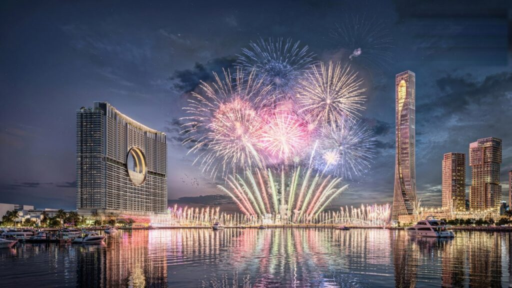 Toàn cảnh sông Hàn nhìn từ phía đối diện: Sun Galaxy Complex bên trái, pháo hoa DIFF giữa sông và các toà tháp trung tâm Đà Nẵng bên phải | Han River panorama with Sun Galaxy Complex on the left, DIFF fireworks over the river and Da Nang downtown towers on the right