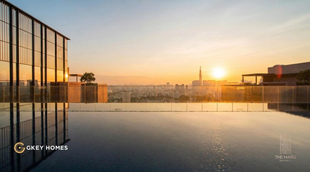 Hồ bơi trên cao tại The Marq nhìn về Landmark 81 | Rooftop pool at The Marq looking towards Landmark 81
