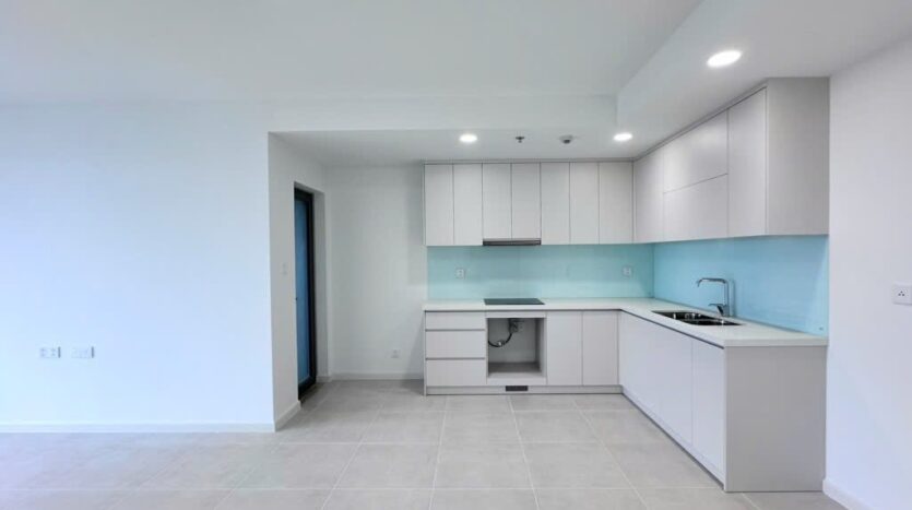 Urban Green Tháp A — căn hộ 75m² 2PN nội thất cơ bản có rèm cho thuê (ảnh 2) | Urban Green Tower A — 75sqm 2BR basic furnished apartment for rent (photo 2)