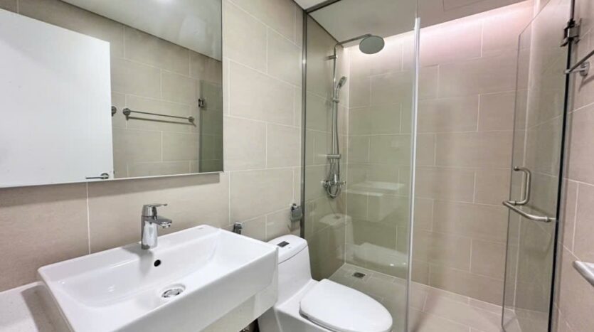 Urban Green Tháp A — căn hộ 75m² 2PN nội thất cơ bản có rèm cho thuê (ảnh 8) | Urban Green Tower A — 75sqm 2BR basic furnished apartment for rent (photo 8)