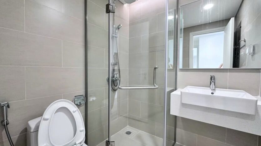 Urban Green Tháp A — căn hộ 75m² 2PN nội thất cơ bản có rèm cho thuê (ảnh 12) | Urban Green Tower A — 75sqm 2BR basic furnished apartment for rent (photo 12)