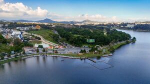 Công viên hồ cảnh quan Haus Đà Lạt cạnh hồ Xuân Hương nhìn từ flycam | Aerial view of the Haus Da Lat lake park beside Xuan Huong Lake