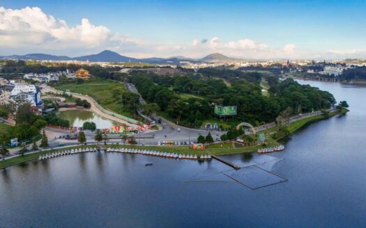 Công viên hồ cảnh quan Haus Đà Lạt cạnh hồ Xuân Hương nhìn từ flycam | Aerial view of the Haus Da Lat lake park beside Xuan Huong Lake