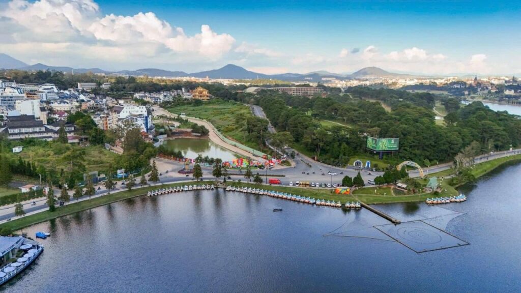 Hồ cảnh quan Haus Đà Lạt với sân khấu nổi và đài phun nước nhìn từ trên cao | Haus Da Lat landscape lake with floating stage and fountain from above