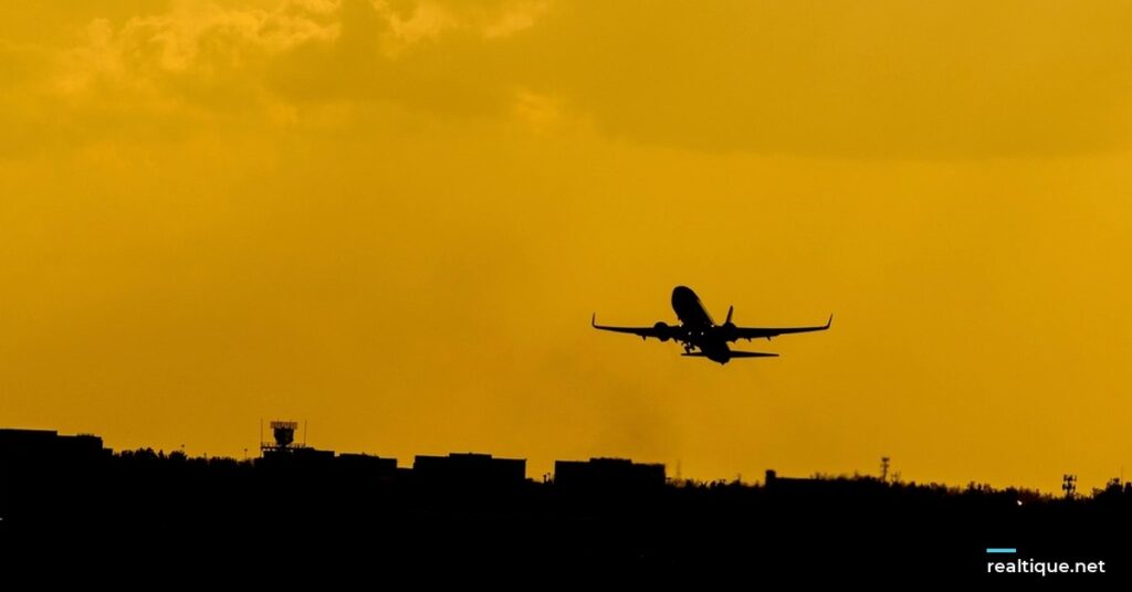Airplane taking off at sunset | Máy bay cất cánh lúc hoàng hôn
