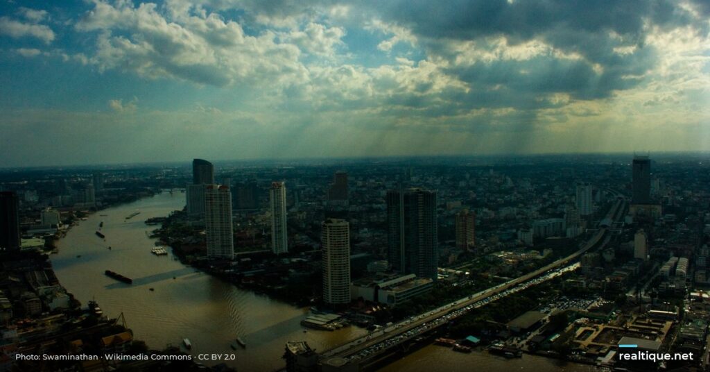 Bangkok skyline along the Chao Phraya River | Đường chân trời Bangkok bên sông Chao Phraya