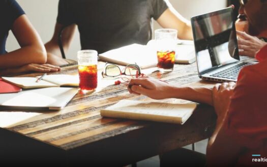 Team meeting around a table | Họp nhóm quanh bàn làm việc