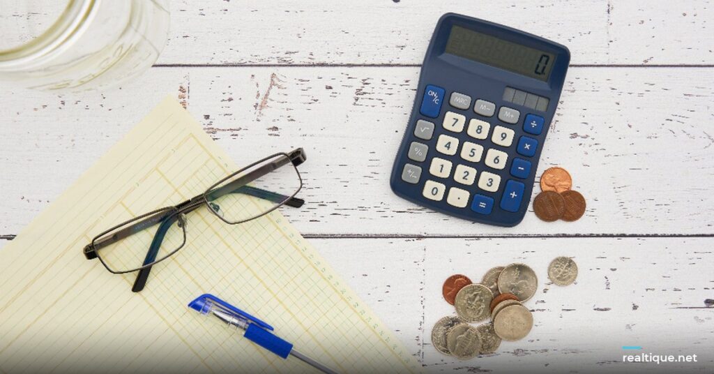 Calculator, coins and paperwork | Máy tính, tiền xu và giấy tờ