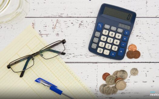 Calculator, coins and paperwork | Máy tính, tiền xu và giấy tờ
