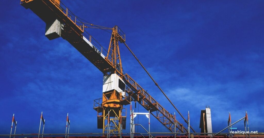 Tower cranes on a construction site | Cần cẩu tháp trên công trường xây dựng