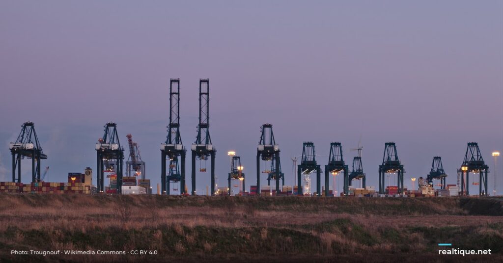 Container port cranes at dusk | Cần cẩu cảng container lúc chạng vạng
