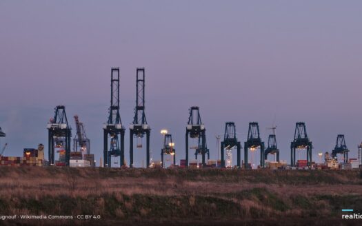 Container port cranes at dusk | Cần cẩu cảng container lúc chạng vạng