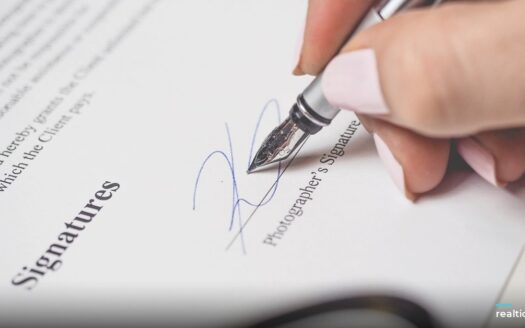 Signing a contract with a fountain pen | Ký hợp đồng bằng bút máy