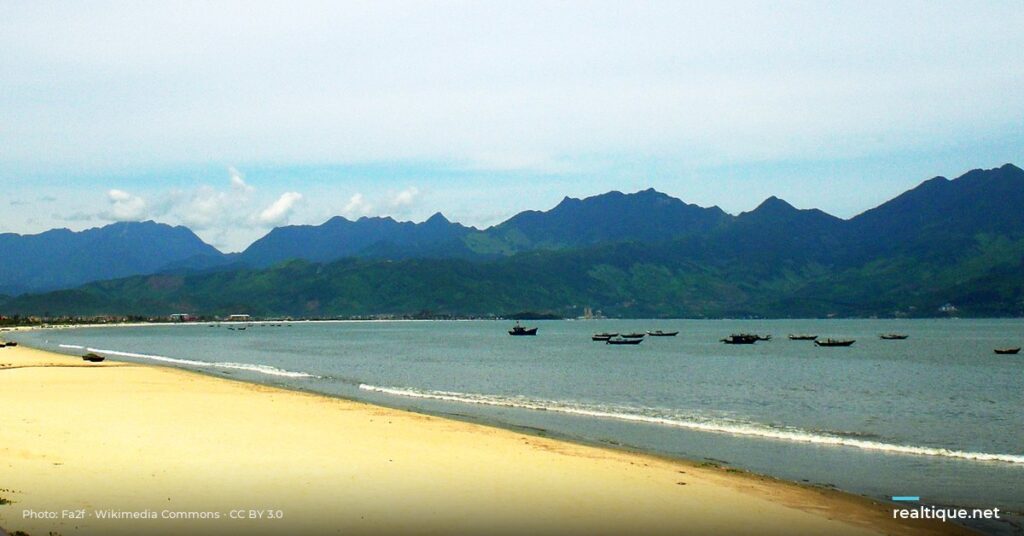 Beach and mountains in Da Nang | Bãi biển và núi Đà Nẵng