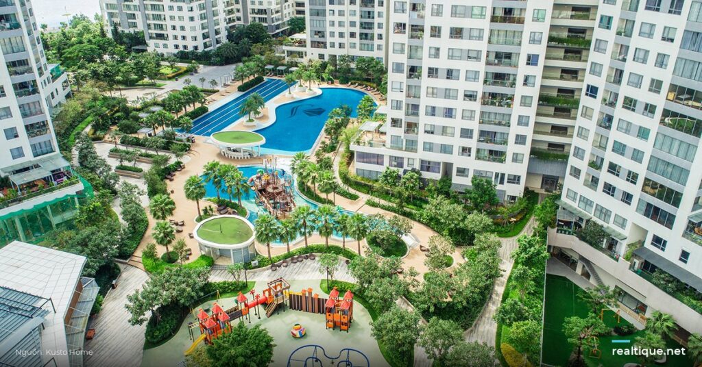 Diamond Island pool and amenities, aerial view | Hồ bơi và tiện ích Đảo Kim Cương nhìn từ trên cao