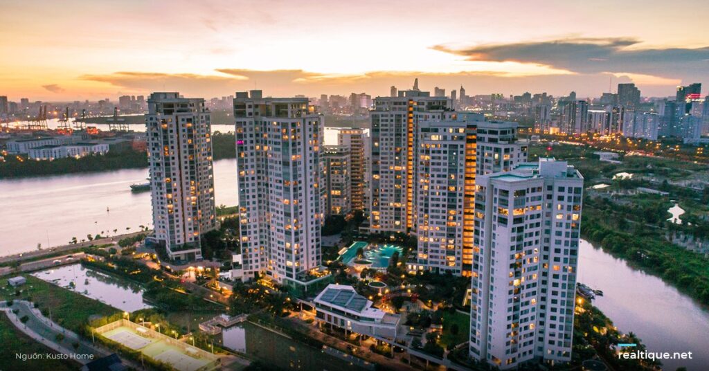 Diamond Island towers with the Ho Chi Minh City skyline | Các tháp Đảo Kim Cương và đường chân trời TP.HCM