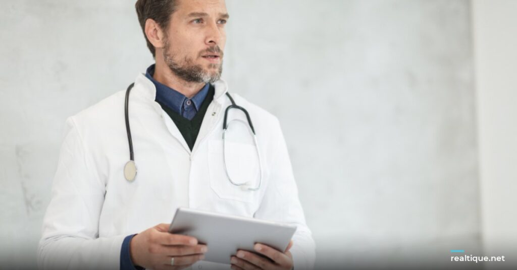 Doctor holding a tablet | Bác sĩ cầm máy tính bảng