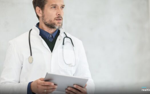 Doctor holding a tablet | Bác sĩ cầm máy tính bảng