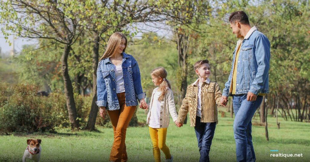 Family walking in a park | Gia đình dạo bước trong công viên