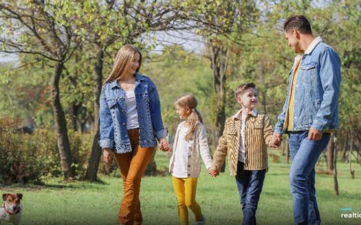 Family walking in a park | Gia đình dạo bước trong công viên