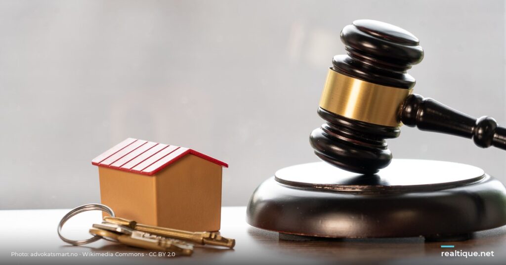 Gavel and house model – property law | Búa gỗ và mô hình nhà – pháp lý bất động sản