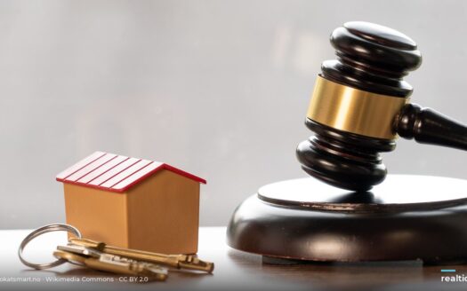 Gavel and house model – property law | Búa gỗ và mô hình nhà – pháp lý bất động sản