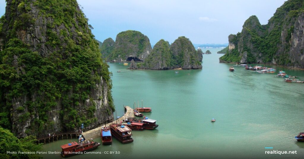 Boats among limestone karsts in Ha Long Bay | Vịnh Hạ Long với những đảo đá vôi