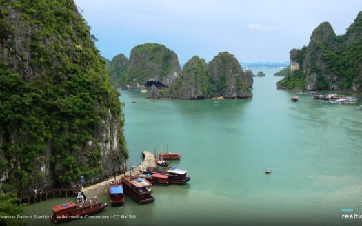 Boats among limestone karsts in Ha Long Bay | Vịnh Hạ Long với những đảo đá vôi