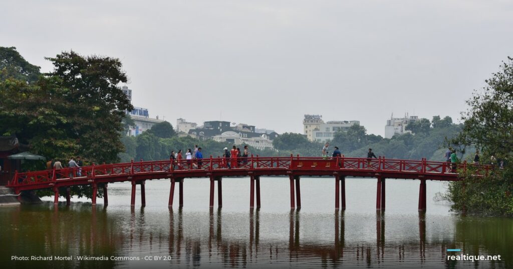 The Huc Bridge on Hoan Kiem Lake, Hanoi | Cầu Thê Húc, hồ Hoàn Kiếm, Hà Nội