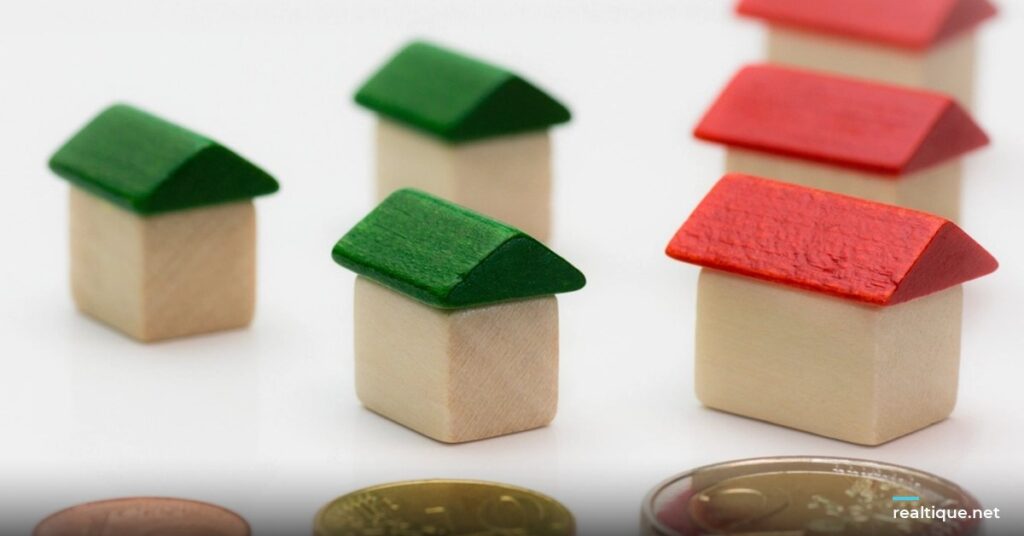 Wooden house models and coins | Mô hình nhà gỗ và tiền xu