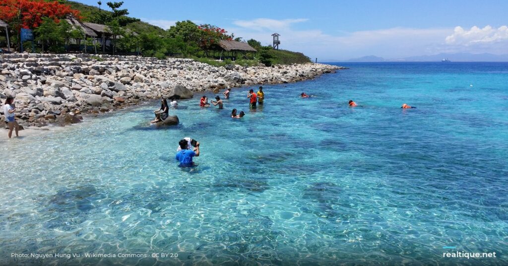 Clear water beach in Nha Trang | Bãi biển nước trong Nha Trang