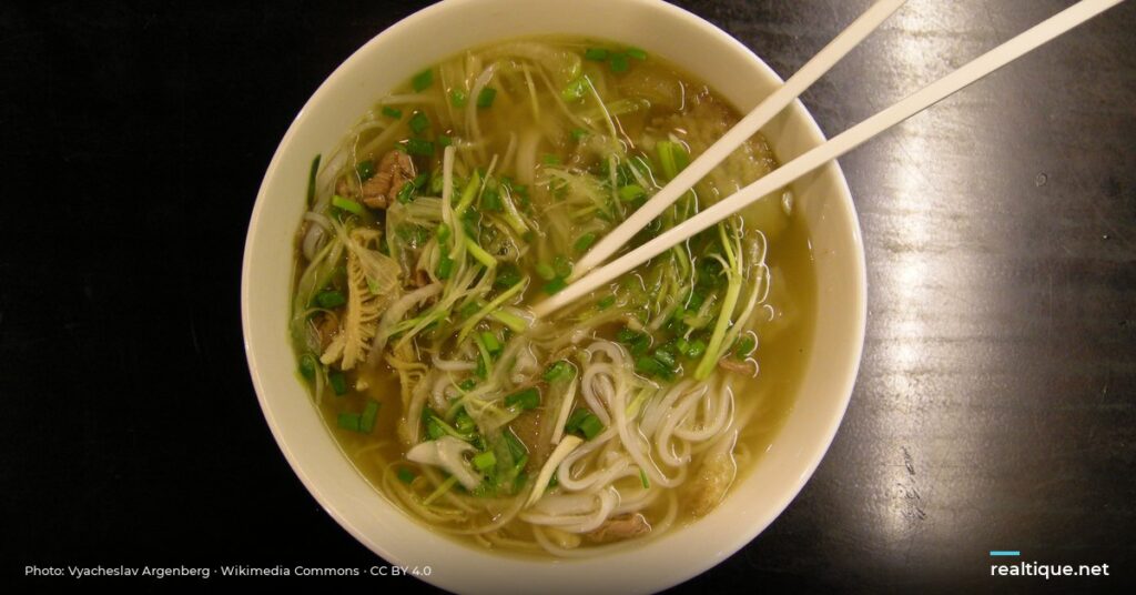 Bowl of Vietnamese pho | Tô phở Việt Nam