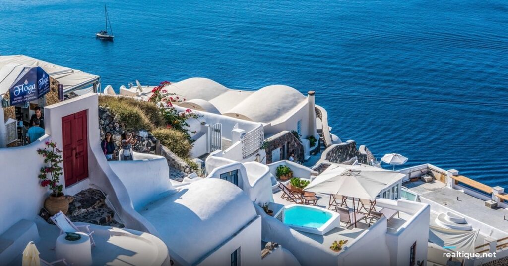 Oia village on Santorini, Greece | Làng Oia trên đảo Santorini, Hy Lạp