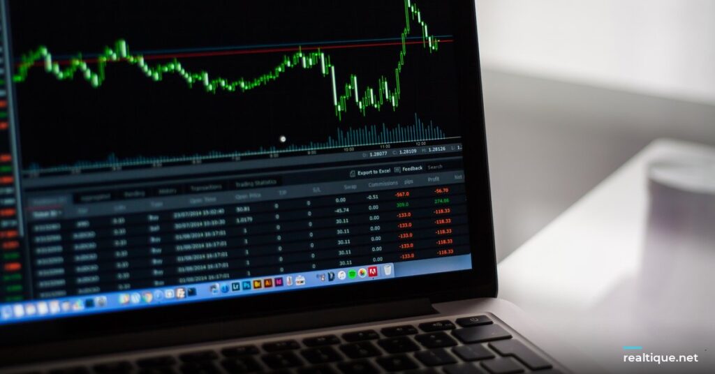 Financial chart on a laptop screen | Biểu đồ tài chính trên màn hình laptop