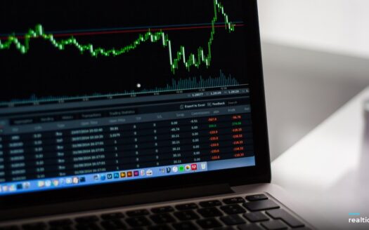 Financial chart on a laptop screen | Biểu đồ tài chính trên màn hình laptop