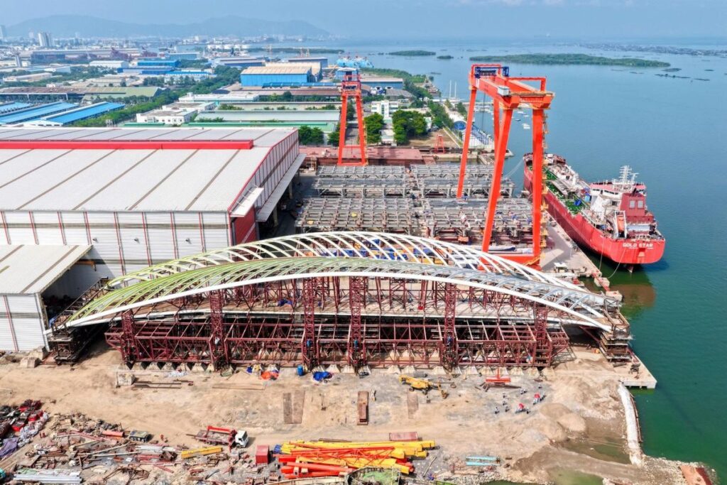 Vòm thép hình lá dừa nước của cầu đi bộ qua sông Sài Gòn tại nhà máy cảng Đông Xuyên trước khi lai dắt | Leaf-shaped steel arch of the Saigon River pedestrian bridge at Dong Xuyen port