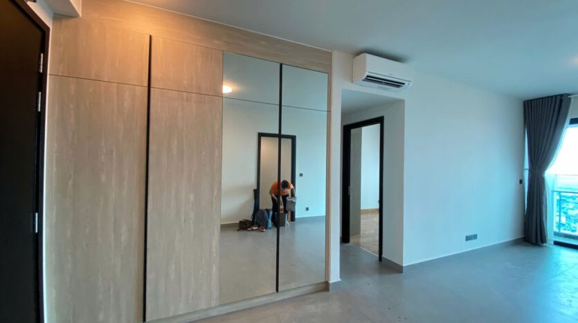 Phòng khách căn hộ 3PN 103m² Feliz en Vista tháp Cruz, tủ âm tường gương và máy lạnh | Living area of a 103sqm 3BR apartment at Feliz en Vista Cruz Tower with mirrored built-in wardrobe and air-conditioning