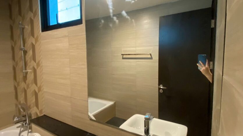 Phòng tắm có bồn tắm căn hộ 3PN Feliz en Vista tháp Cruz | Bathroom with bathtub in a 3BR apartment at Feliz en Vista Cruz Tower