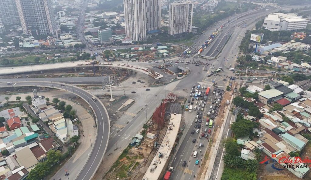 Nhánh cầu vượt N1.1 nút giao An Phú đang thi công nhịp cuối, tháng 10/2026 | An Phu interchange ramp N1.1 under construction, October 2026