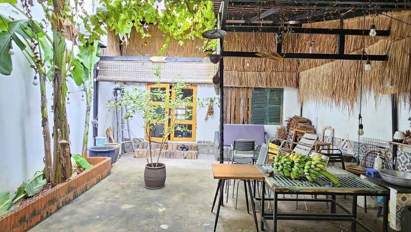 Sân trệt có giàn mái gỗ và cây xanh | Ground-floor courtyard with timber pergola and plants